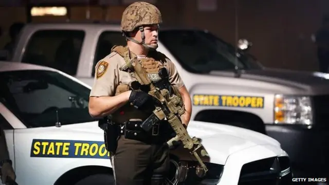 La presencia de policías con equipamiento militar ha abierto un debate en EE.UU.