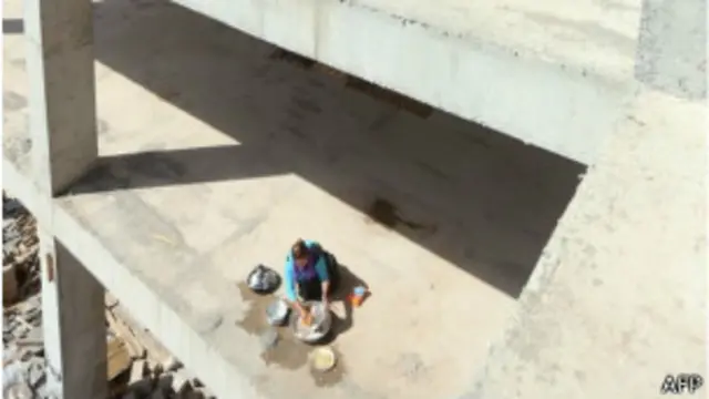 Беженцы-езиды в недостроенном здании в Дохуке (северный Ирак)