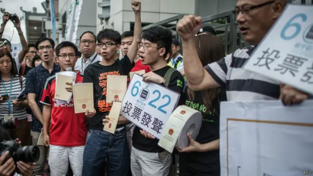 泛民主派示威者在北京中央政府驻香港联络办公室外抗议（11/6/2014）