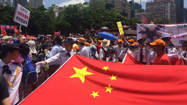 香港「反佔中」遊行數名學生手持中國國旗出發（ BBC中文網圖片17/8/2014）