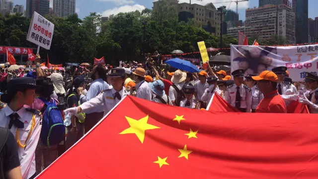 香港“反占中”游行数名学生手持中国国旗出发（ BBC中文网图片17/8/2014）