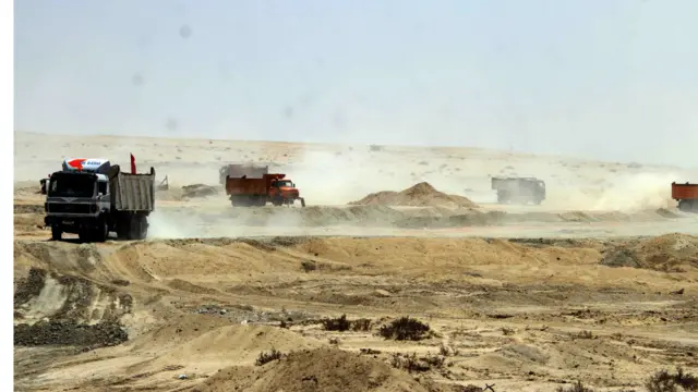 د سوېس کانال د چارو مشر ویلي، تر اوسه ددغې پروژې د ترلاسه کولو لپاره ۱۴ سوداګریز تړونونه شوي، خو د پروژې د بشپړولو لپاره به ټول ټال ۴۴ قراردادونه وشي. 