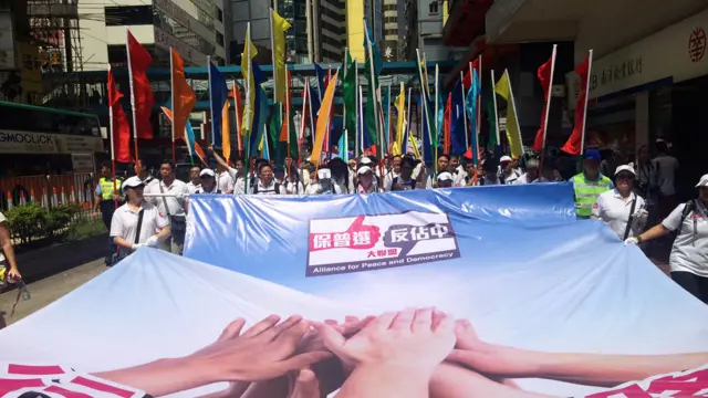 “反占中”游行队伍通过香港铜锣湾闹市（BBC中文网图片17/8/2014）