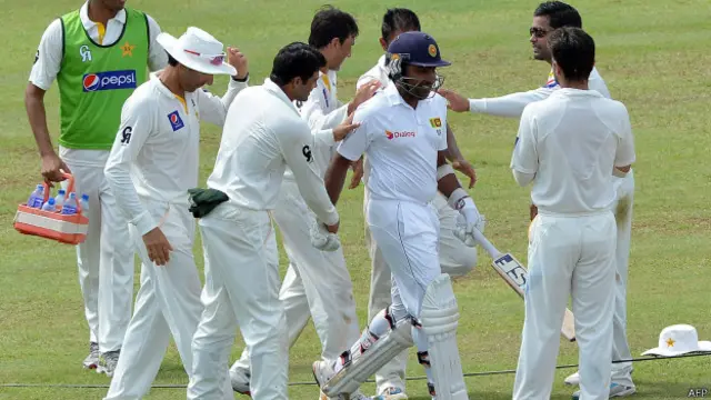 اپنا آخری ٹیسٹ میچ کھیلنے والے مایہ ناز بلے باز مہیلا جے وردھنے 59 رنز بنا کر آوٹ ہو چکے ہیں