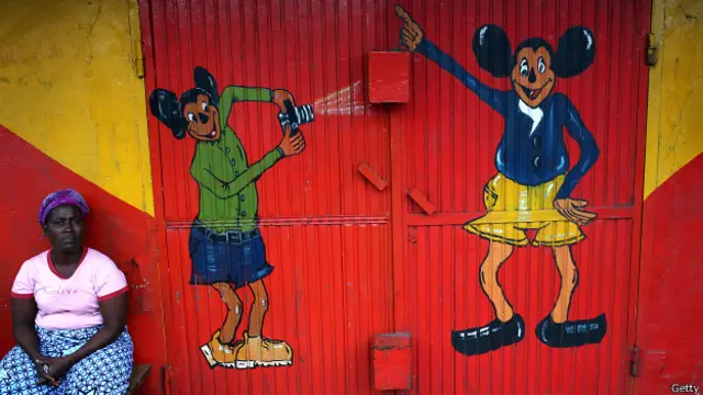 सिएरा लियोन में स्टूडियो के बाहर बैठी महिला