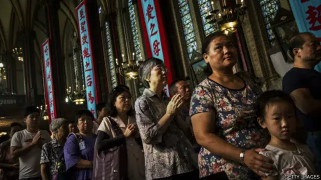 今年8月初，中国官方媒体《人民日报》称，目前中国的基督徒在2300万至4000万之间。不过，中外学界普遍认为这一数字并不准确。这其中，较为主流的数据认为，目前中国的基督徒和天主徒的总数在7000万至8000万之间。