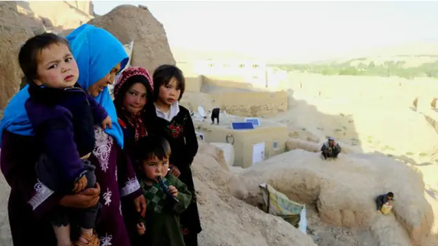 بامیان کے غاروں میں تقریبا 700 افغان کنبے آباد ہیں جن کے پاس نہ تو زمین ہے اور نہ ہی وہ روایتی گھر بنانے کی سکت رکھتے ہیں