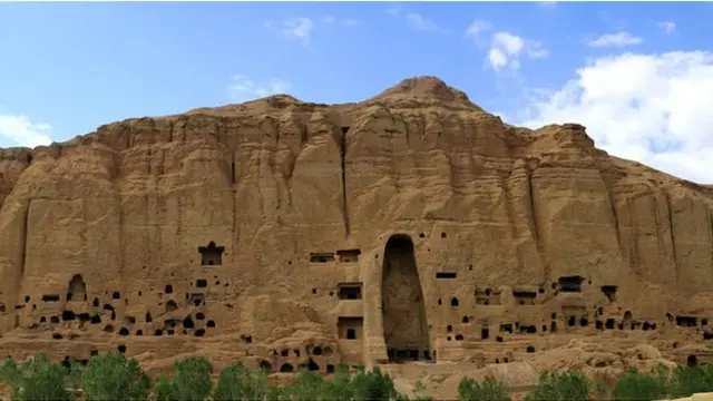 اس ٹیلے میں 38 اور 55 میٹر بلند بدھ کے مجسمے تھے