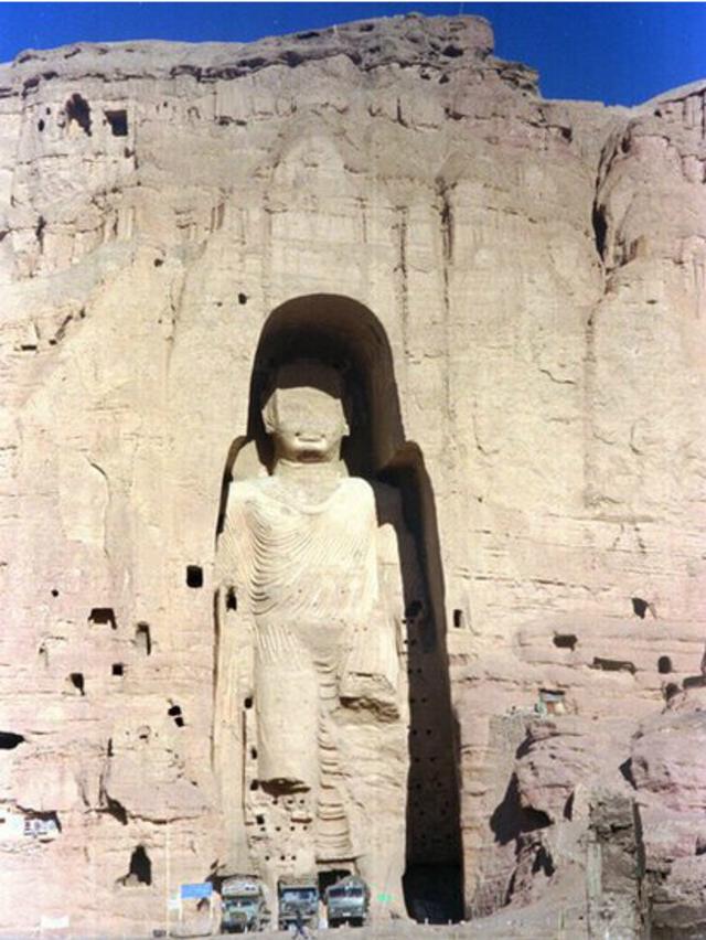 تقریبا 2000 سال قدیم مہاتما بدھ کے مجسمے کی تصویر جو سنہ 1997 میں لی گئی تھی