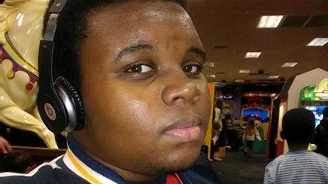 18岁的黑人青少年布朗因涉嫌抢劫，在8月9日被警察开枪击毙。