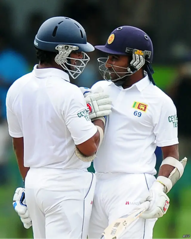 مہیلا جے وردھنے اور کمار سنگاکارا نے اپنی ٹیم کے لیے 107 اہم رنز کا اضافہ کیا۔یہ ان دونوں کھلاڑیوں کی 19ویں سنچری پارٹنرشپ تھی۔