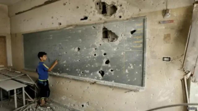 يعيش الأطفال حياتهم بشكل طبيعي رغم القصف المستمر