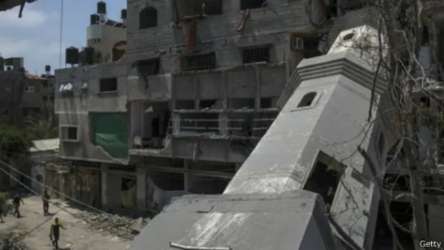 تحمل المباني المهدمة الكثير من الأمل في حياة أفضل لأطفال غزة