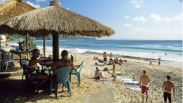 تجذب لومبوك، الواقعة قرب جزيرة بالي المنتجع السياحي، آلاف السائحين كل عام