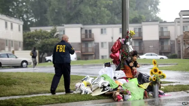 18 سالہ براؤن کو جس جگہ گولی ماری گئی وہاں لوگ پھول اور کارڈ چھوڑ کر جا رہے ہیں