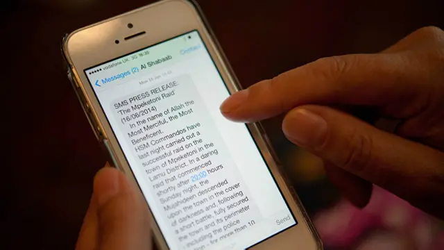 تستخدم حركة الشباب الإسلامي الرسائل النصية لايصال بياناتها إلى الصحفيين. 