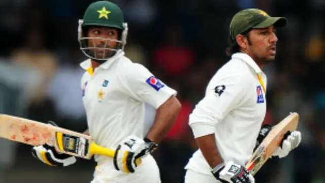 دم توڑتی بیٹنگ لائن کی مزاحمت وکٹ کیپر سرفراز احمد نے سنبھال رکھی ہے