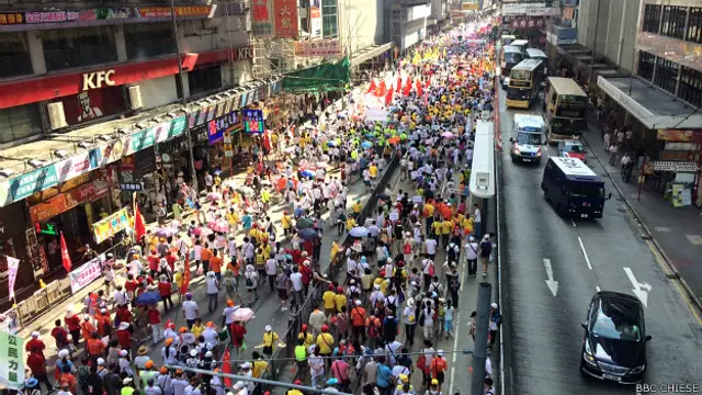 大联盟发起的游行队伍，领队由17日的下午一时半起步，队尾在四个多小时后才离开集合的公园。