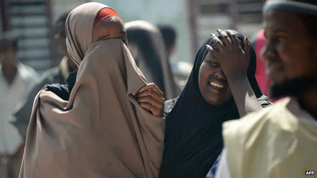 سيدتان تنتحبان على قريب لهما قتل في هجوم لحركة الشباب في وقت سابق من الشهر الجاري