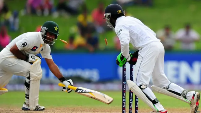 پاکستانی بلے باز دوسری اننگ کے شروع میں ہی دباؤ میں نظر آئے اور سری لنکا کی نپی تلی بولنگ کا سامنہ نہ کرسکے۔