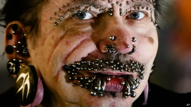 يحمل رولف بوتشولز 453 ثقبا في وجهه وجسده.