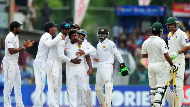 سری لنکن بولر ہیراتھ نے دوسری اننگز میں 4 اور مجموعی طور پر پورے میچ میں 13 وکٹیں حاصل کرچکے ہیں۔