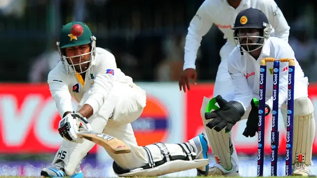 چوتھے روز کے اختتام پر پاکستان کے وکٹ کیپر سرفراز احمد وہ واحد کھلاڑی تھے جو 7 وکٹیں گرنے کے بعد بھی میچ بچانے کی کوشش میں مصروف نظر آئے۔