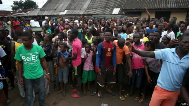 Un portavoz oficial indicó que los manifestantes estaban enojados porque los pacientes habían sido traídos al centro desde otras partes del país.