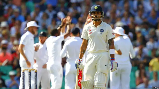 بھارت کے بلے باز انگلش بالرز کی باؤنس اور سوئنگ ہوتی ہوئی گیند کا بالکل سامنہ نہیں کرپائے 