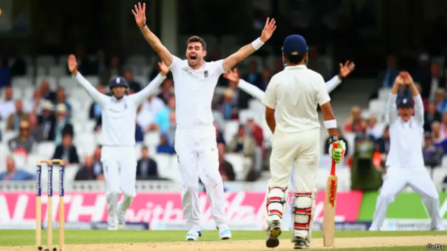 جیمز اینڈرسن نے پانچ میچوں میں 20.2 رن کی اوسط سے 25 وکٹیں حاصل کیں