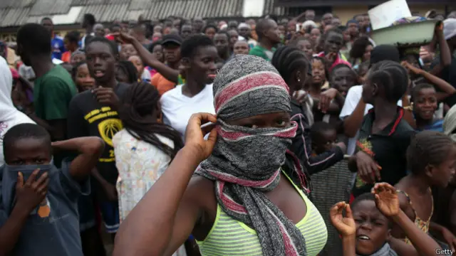 利比里亚蒙罗维亚西点镇群众围在埃博拉隔离中心的大院内（16/8/2014）