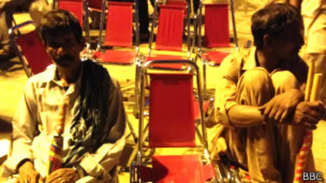 اتوار کی شام آزادی مارچ کے لیے کرسیوں کا انتظام بھی کیا گیا لیکن سٹیج کی جگہ بدل دی گئی اور کرسیاں پیچھے ہی رہ گئیں