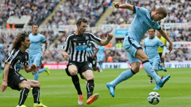 Umpan tumit Dzeko berbuah goll pertama oleh David Silva