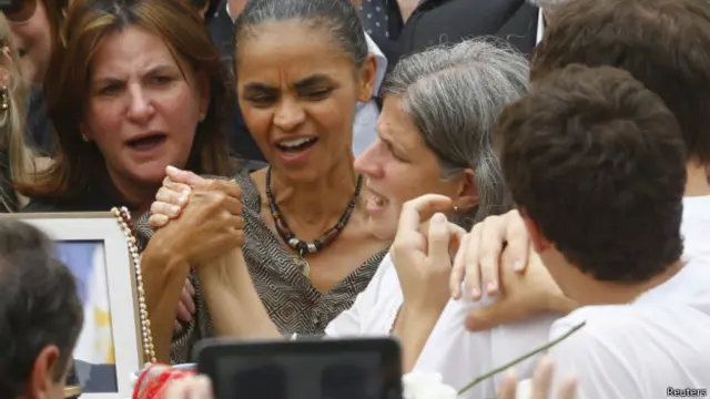 Marina Silva ao lado da mulher de Campos, Renata (Reuters)