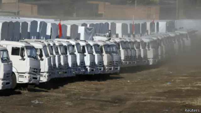 Truk-truk bantuan kemanusiaan Rusia masih terparkir dekat perbatasan.