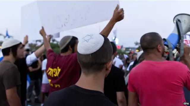 عربی دولھا منصور اور ان کی اہلیہ ملکہ نے جہاں شادی کی دعوت دی تھی وہاں مظاہرین کو روکنے کے لیے سینکڑوں پولیس اہلکار تعینات کیے گئے