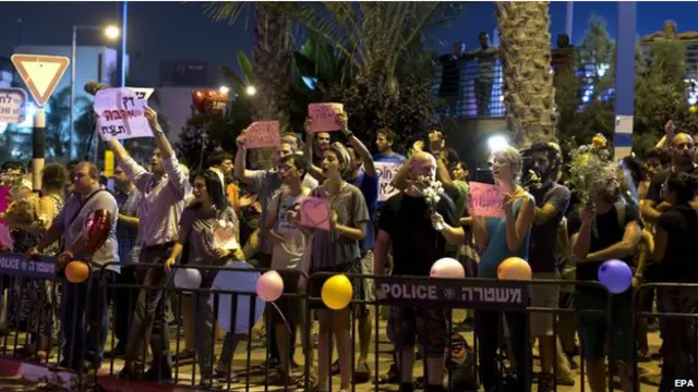 دوسری جانب بائیں بازو کی جماعت کے لوگوں نے اس نئے جوڑے کی حمایت کا اظہار اس انداز میں کیا