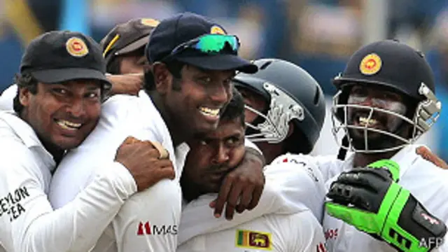 پہلی اننگز میں نو وکٹیں لینے والے رنگنا ہیراتھ کے خلاف پاکستانی بلے باز بالکل نہیں چل سکے اور انھوں نے دوسری اننگز میں بھی پانچ وکٹیں لیں