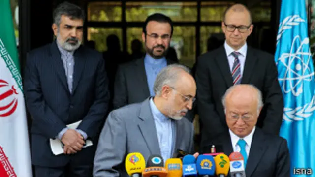 مدیرکل آژانس و رئیس سازمان انرژی اتمی ایران. پشت سر آنها از راست معاون مدیرکل، سفیر ایران در آژانس و معاون سازمان انرژی اتمی ایران ایستاده اند