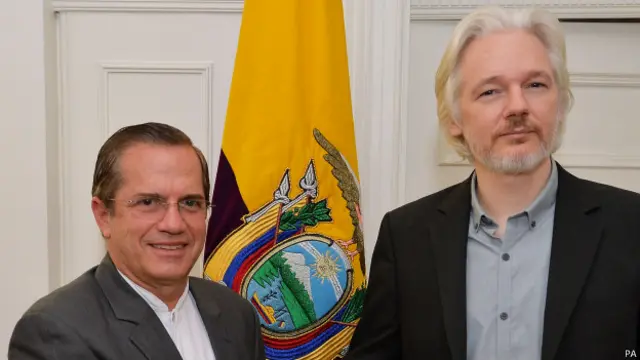 Assange en rueda de prensa en la embajada de Ecuador