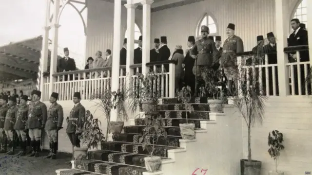 امان الله خان پخپله سفرنامه لیکلي‌(په نړۍ کې یوازې او ګوښی ژوند کول ډېر ستونزمن دی.‌باید له ټولو هېوادونو سره تګ راتګ او اړیکي ولرو .‌په بشري ټولنه، نړیواله ټولنه او بین الدولي ټولنه کې د عصر د غوښتنو مطابق ژوند وشي).