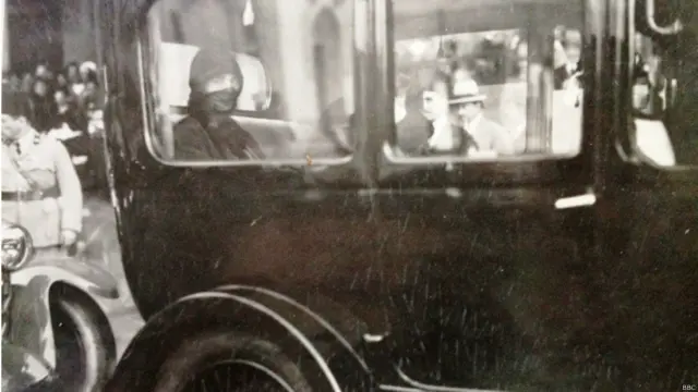 د غازي مېرمن ملکه ثریا او خور یې نورالسراج د اروپا په سفر کې پوز پټې او په تورو جرابو کې راڅرګندې شوې،‌ چې دا انځور د اروپا په ورځپاڼو کې هم چاپ شو.‌