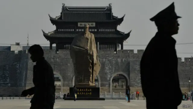 《京华时报》的报道称,这159名茂名官员中,有8人被降职,63人被免职,调整岗位71人。