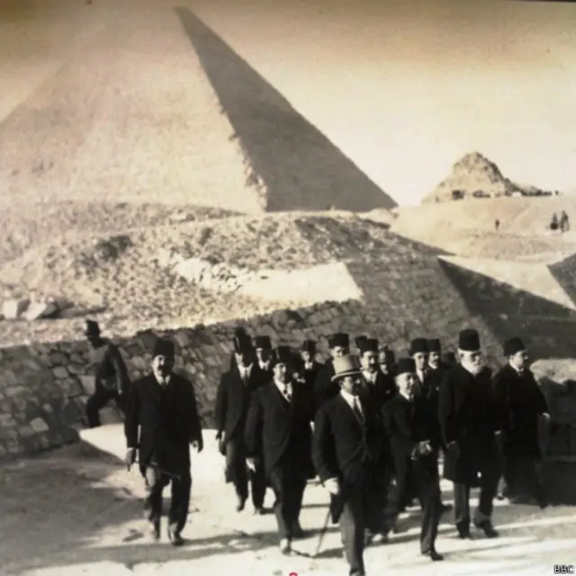 امان الله خان مصر ته د خپل سفر پر مهال د پلازمېنې قاهرې په څنډو کې له اهراماتو هم ليدنه وکړه.
