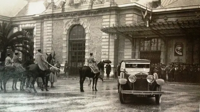 د ۱۹۲۷ سپتمبر کې لندن کې د افغانستان سفیر د انګلستان د بهرنیو چارو وزارت ته خبر ورکړ چې د افغانستان پاچا د دسمبر په نیمايي کې بهر ته سفر کوي،‌ چې لندن او مسکو ته هم تلونکی دی. 