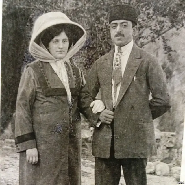 امان الله خان د ۱۹۲۷ کال د نومبر له ۱۵ د کندهار له لارې له ۳۱ کسانو سره خپله مېرمن ملکه ثریا او د کابینې ځینې نور غړي او ژباړن برتانیا ته بوتلل.