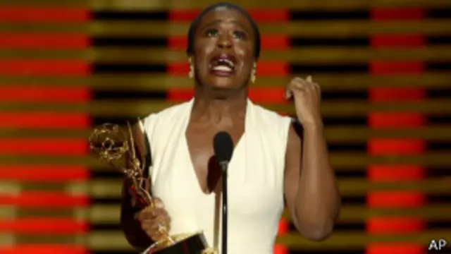 فازت الممثلة الأمريكية نيجيرية الأصل أوزو آدوبا بجائزة إيمي لأفضل ضيفة في مسلسل كوميدي