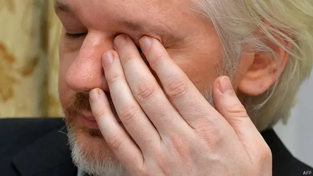 اسانژ کو کئی طبی مسائل کا سامنا ہے جن میں ہائی بلڈ پریشر اور شدید کھانسی شامل ہے