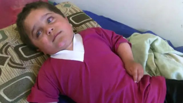 کردها این کودک ایزدی را در بیایان پیدا کرده‌اند. یک روز ماندن در زیر آفتاب، چشم‌های او را کور و نیمی از بدنش را فلج کرده است. محلی‌ها تصور می‌کنند مادر او هنگام فرار از دست داعش توان بردن کودک را نداشته است