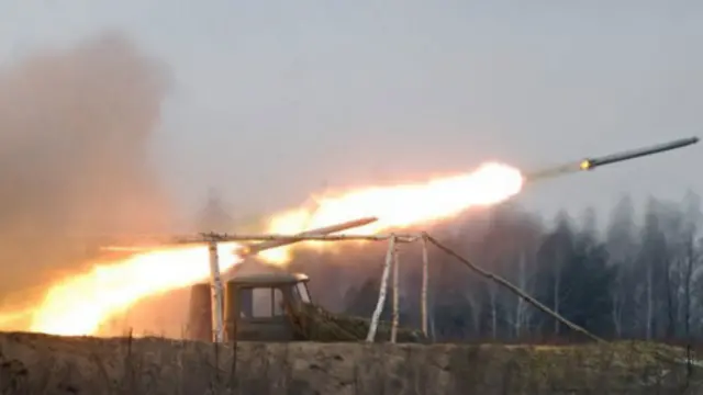 يتهم الجيش قوات الانفصاليين بقصف القافلة.